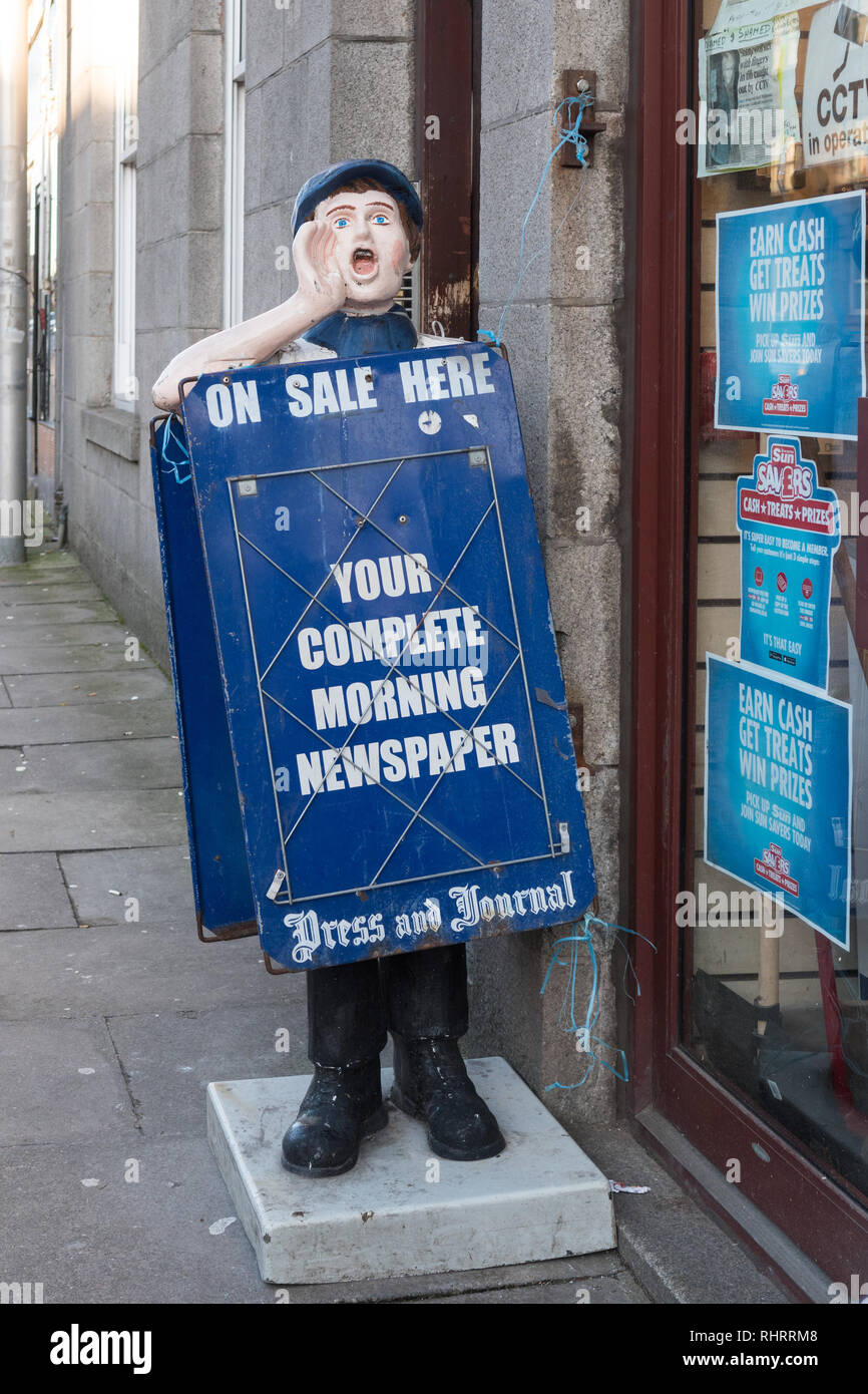 Newsboy Modell lokale Zeitung Standplatz außerhalb Zeitungsläden shop Werbung Presse und Amtsblatt, Aberdeen, Schottland, UK Stockfoto