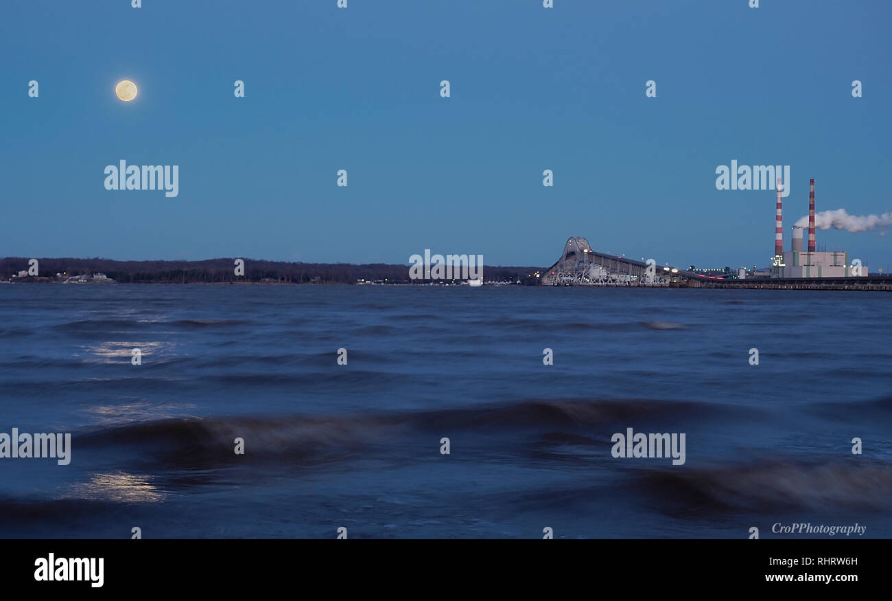 Vollmond in der Nähe von Reg Harry schönen Brücke am 19 Jan 2019 Stockfoto