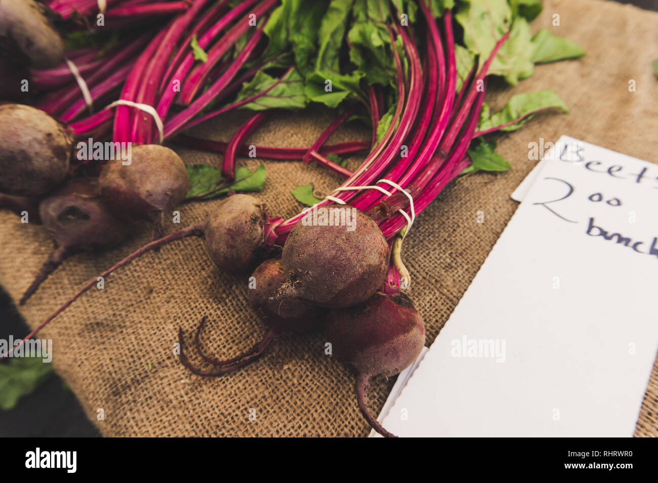 Frische organische Rüben zu verkaufen auf dem Bauernmarkt in Montrose, in der Nähe von Los Angeles, Kalifornien wunderschön auf einem sackleinen Tischdecke angezeigt. Stockfoto