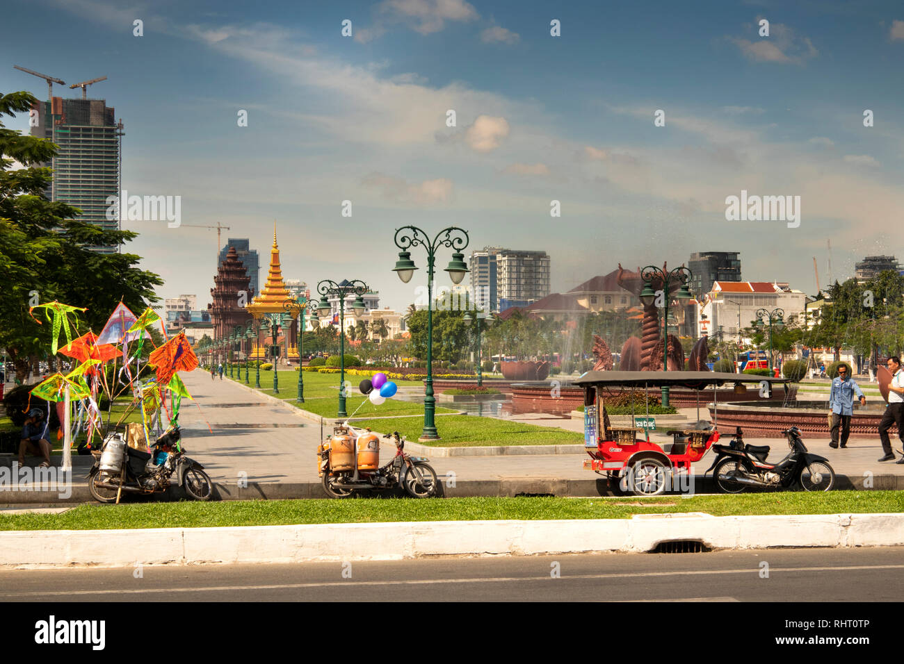 Kambodscha, Phnom Penh, Neak Banh Teuk Park, 1958 Independence Monument der Freiheit aus der französischen Kolonialzeit Steuerung Stockfoto