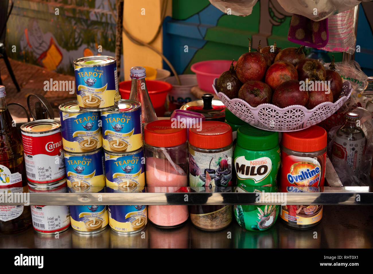Kambodscha, Phnom Penh, Street 51, Kondensmilch und Getränke Pulver am Straßenrand trinken Abschaltdruck Stockfoto