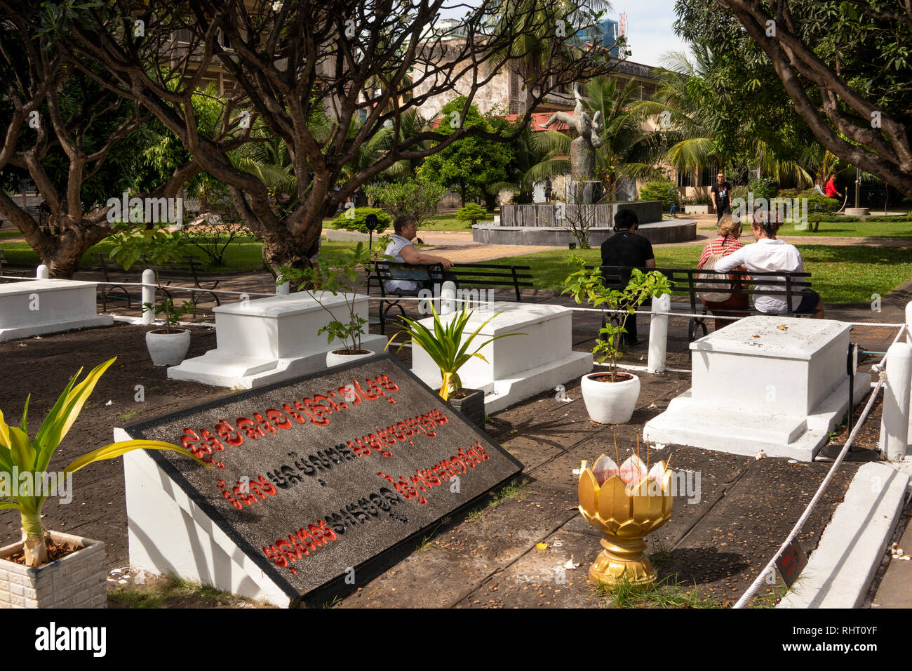 Kambodscha, Phnom Penh, Street 113, Tuol Sleng Genozidmuseum, im ehemaligen Tuol Svey Beute High School, Gräber der Opfer Stockfoto