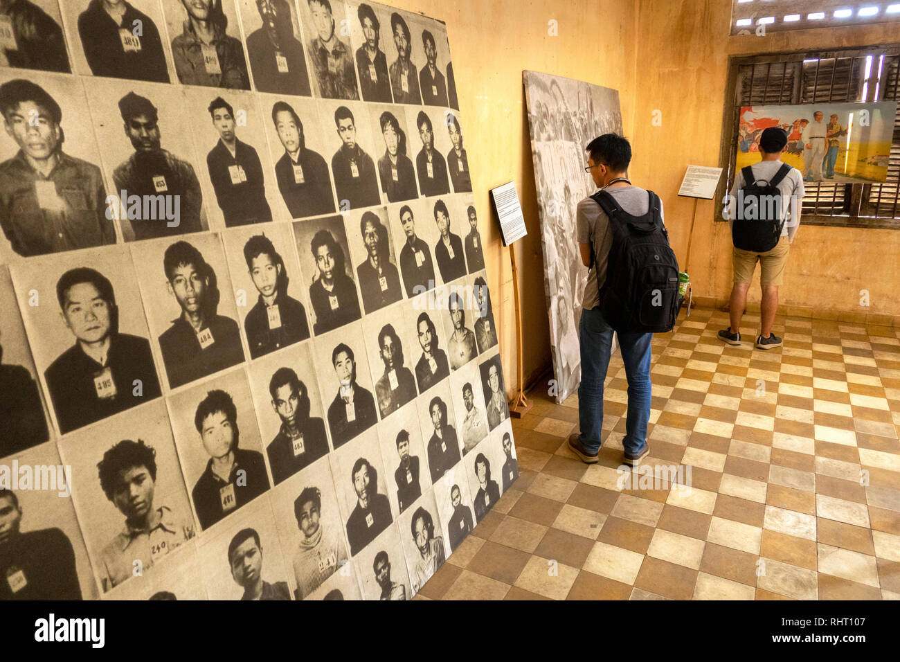Kambodscha, Phnom Penh, Street 113, Tuol Sleng Genozidmuseum, Anzeige der Fotos letzte Opfer in Klassenzimmern der ehemaligen Tuol Svey Beute High School Stockfoto