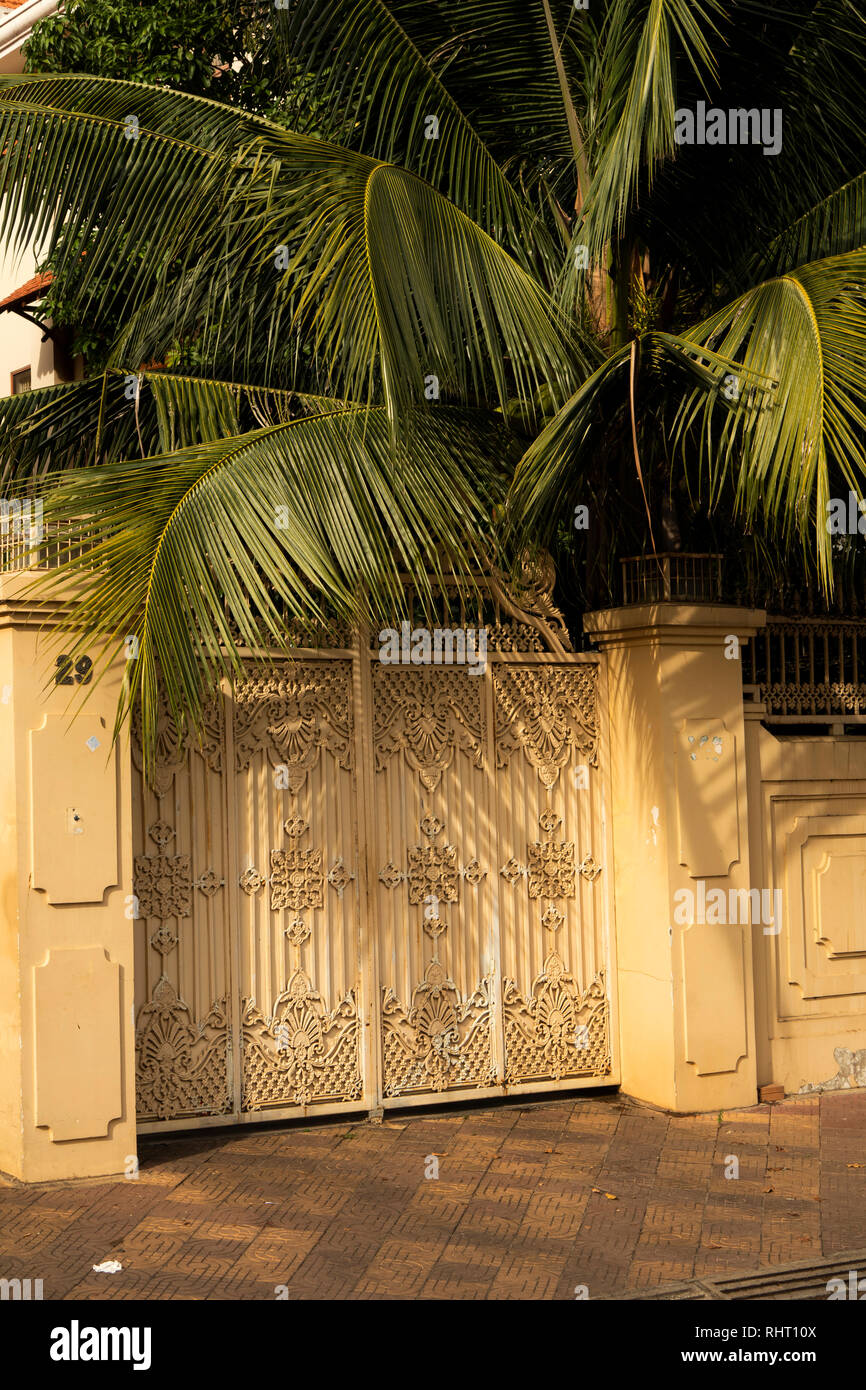 Kambodscha, Phnom Penh, Street 360, Kokospalme Schattierung verzierte Haus Eingang Stockfoto
