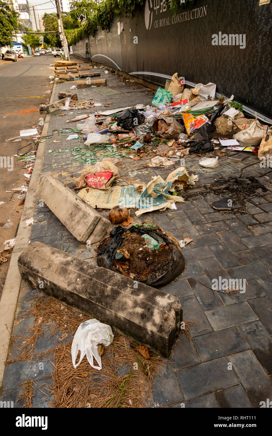 Kambodscha, Phnom Penh, Street 360, gedumpten Papierkorb blockiert Bürgersteig Stockfoto