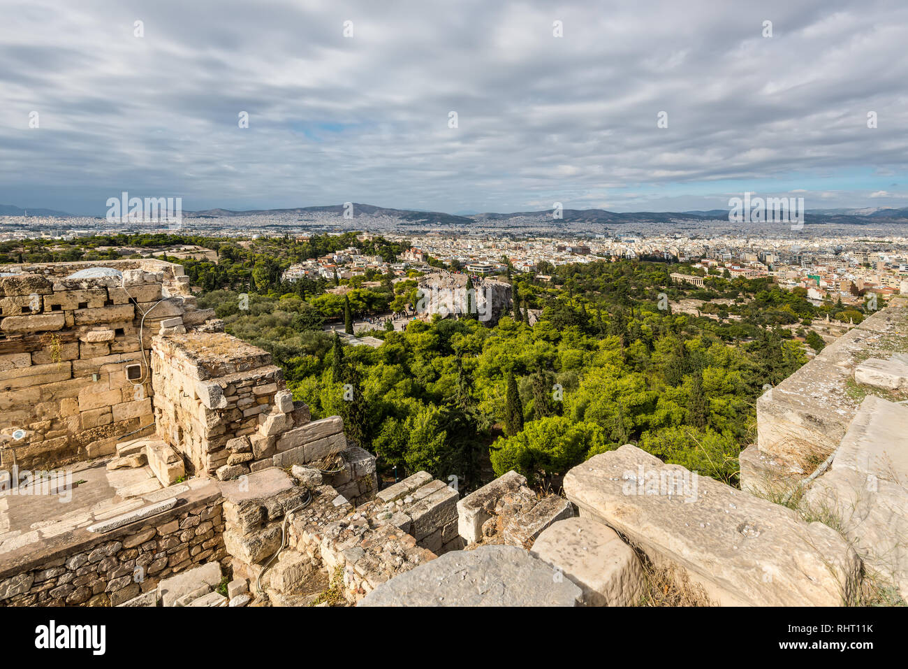 Athen, Griechenland - November 1, 2017: Panorama von Athen, von der Akropolis, einer alten Zitadelle befindet sich auf einem Felsvorsprung über der Stadt und Fa Stockfoto