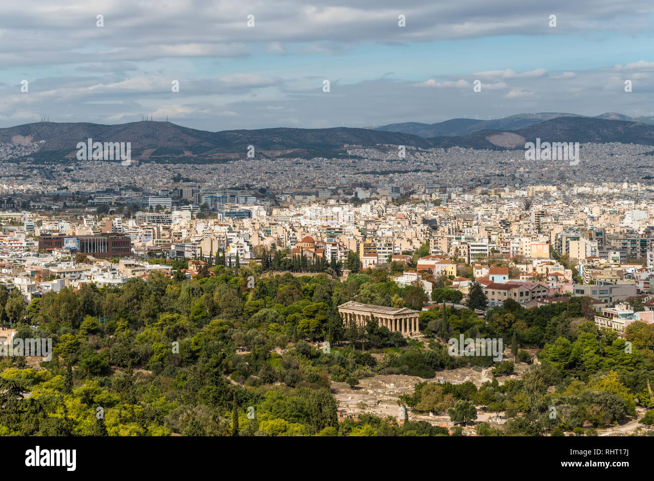Athen, Griechenland - November 1, 2017: Panorama von Athen, von der Akropolis, einer alten Zitadelle befindet sich auf einem Felsvorsprung über der Stadt und Fa Stockfoto