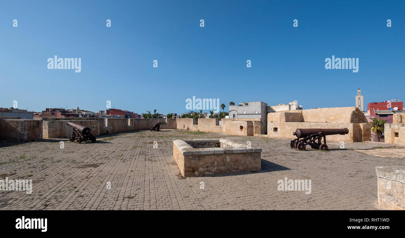 Panoramablick auf die alten Artilleriegeschütze in Mazagan, El Jadida, Marokko. Die Stadtmauer um sie herum. Es ist ein portugiesischer befestigter Hafen Stockfoto