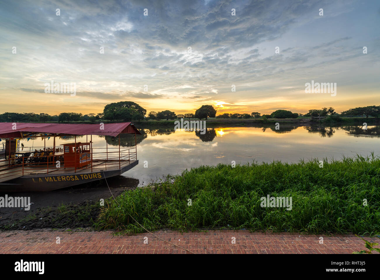 MOMPOX, KOLUMBIEN - 27. Mai: Sonnenaufgang über dem Rio Magdalena in Mompox, Kolumbien am 27. Mai 2016 Stockfoto