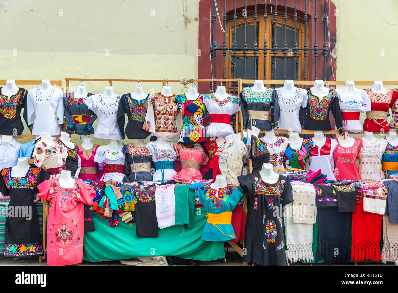 OAXACA, Mexiko - März 4: Outdoor stand mit Kleidern und Blusen zum Verkauf in Oaxaca, Mexiko am 4. März 2017 Stockfoto