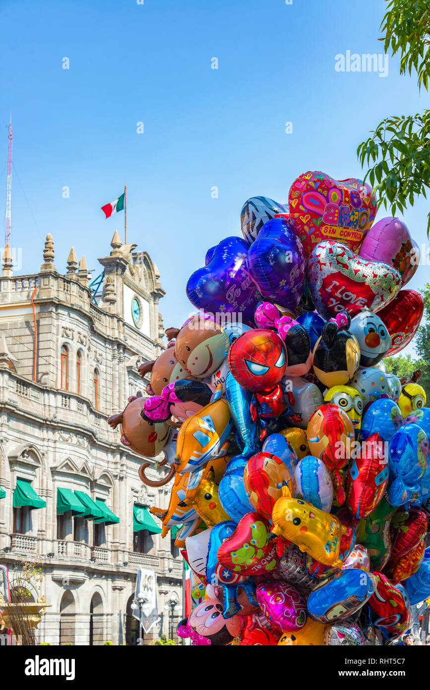 PUEBLA, MEXIKO - 1. März: Luftballons für Verkauf vor dem Büro des Bürgermeisters in Puebla, Mexiko, die am 1. März 2017 Stockfoto