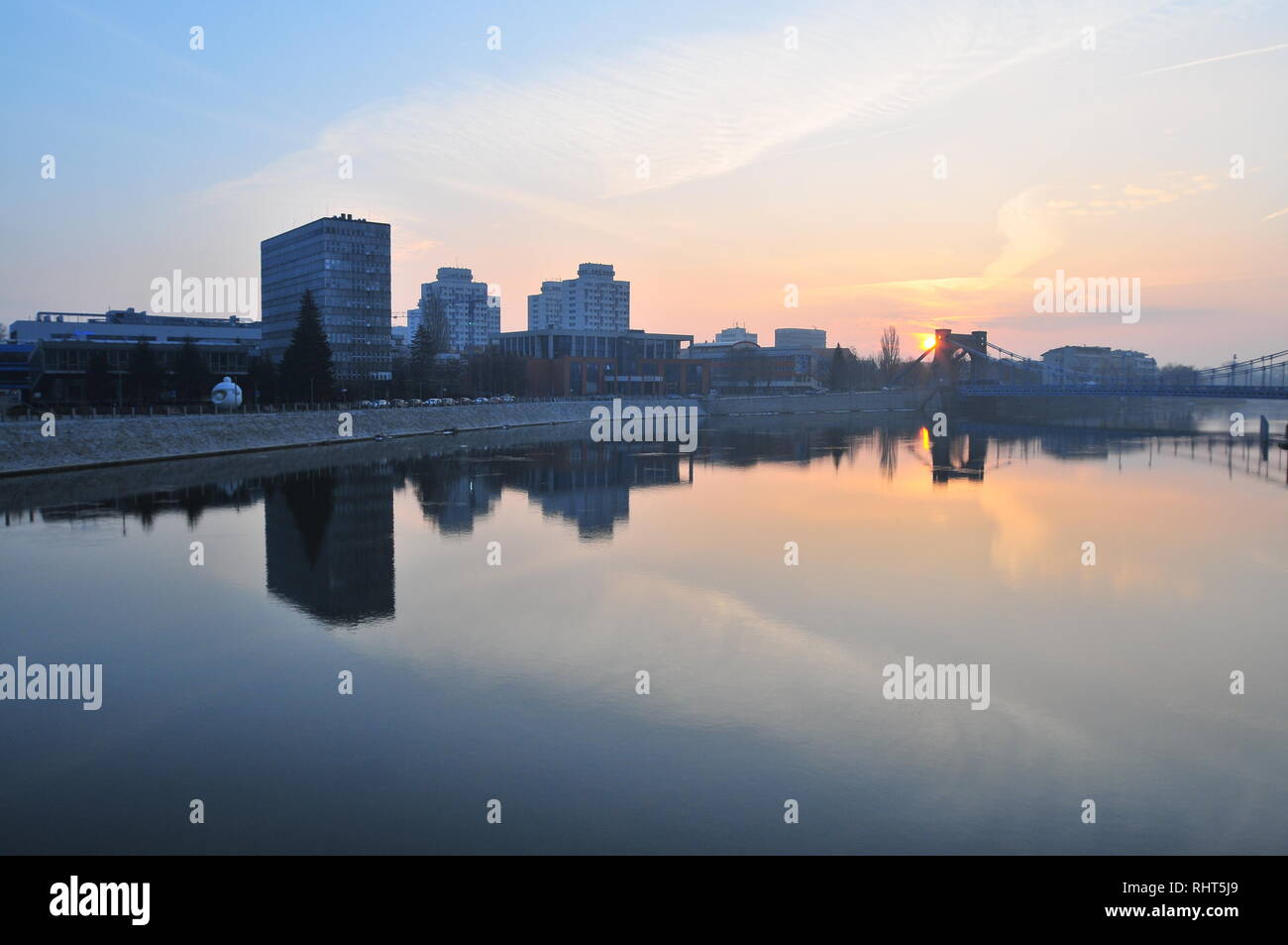 Blick auf die Oder und die grunwaldzki Brücke bei Sonnenaufgang. Das Morgenlicht. Stockfoto