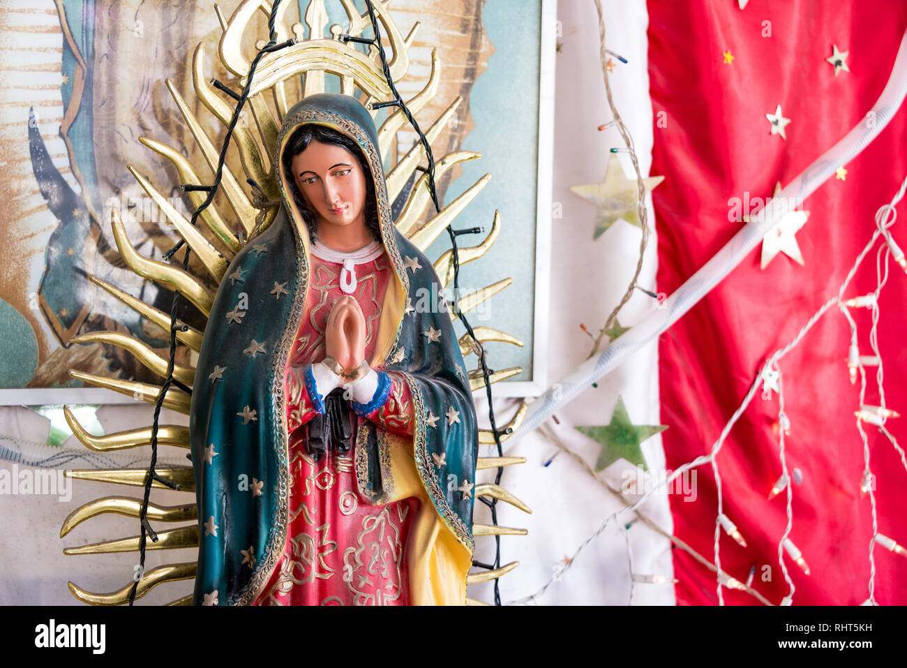 RIO LAGARTOS, MEXIKO - 14. Februar: Jungfrau Maria Statue, die in der Bushaltestelle in Rio Lagartos, Mexiko am 14. Februar 2017 Stockfoto
