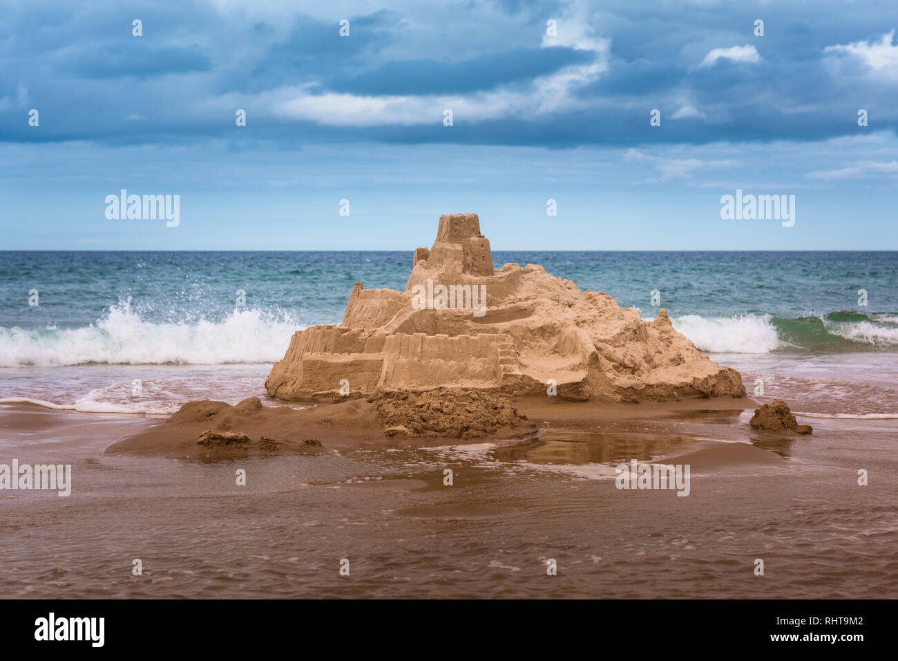 Big Sandcastle durch Druckwellen zerstört werden, Bamburgh Strand, Northumberland, Großbritannien Stockfoto