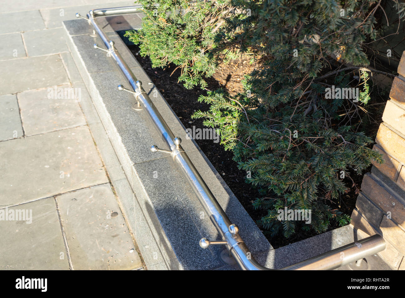 Beispiel für anti-skateboarding Architektur in London. Dekorative Anti-Skateboarding Wachen. Stockfoto