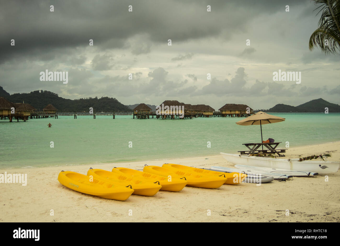 Von Palmen gesäumten weißen Stränden im Pearl Beach Resort in Bora Bora Stockfoto