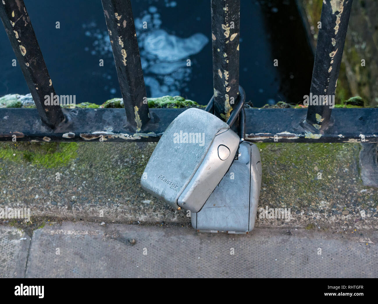 Airbnb, kurzfristige Vermietung, keysafes auf Brücke Geländer gesperrt, das Ufer, Leith, Edinburgh, Schottland, Großbritannien Stockfoto