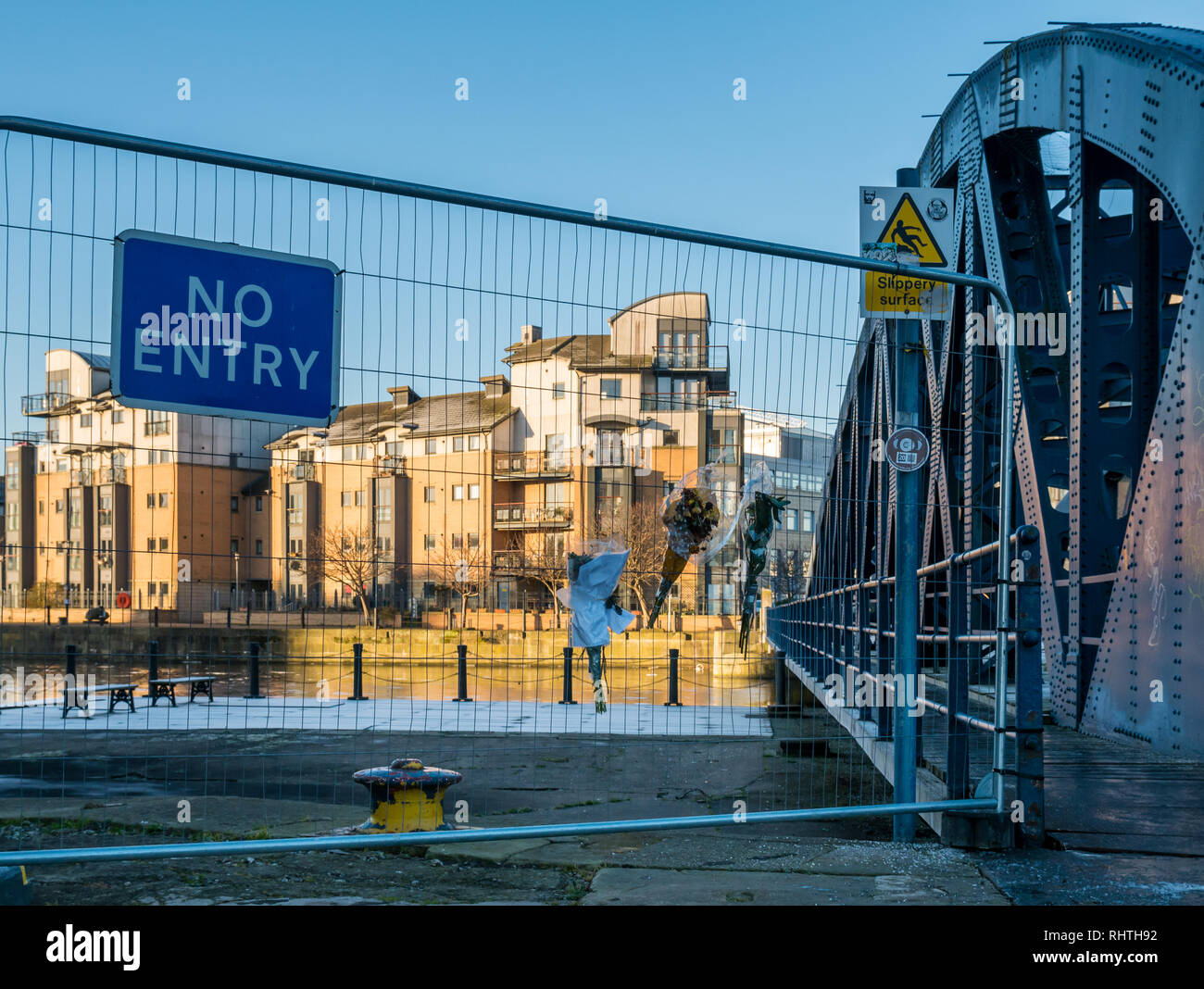 Victoria Swing Bridge mit Blumen im Speicher des Rentners William Scott, dessen Körper hier gefunden wurde, Leith, Edinburgh, Schottland, Großbritannien Stockfoto