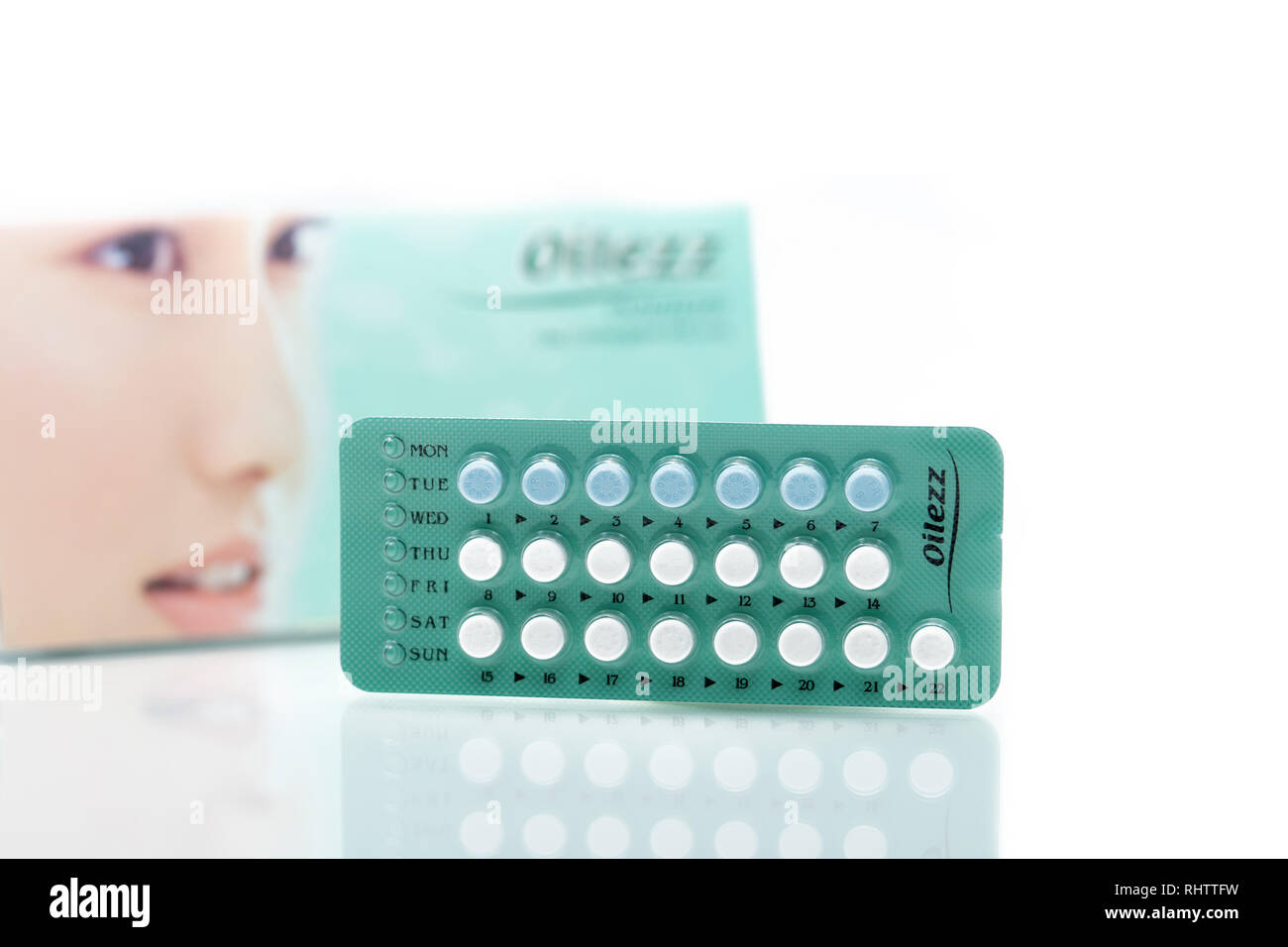 CHONBURI, Thailand - Oktober 11, 2018: Oilezz. 22 Hormone blaue und weiße Tabletten in Blistergurt auf unscharfen Hintergrund von Antibabypillen. Ora Stockfoto