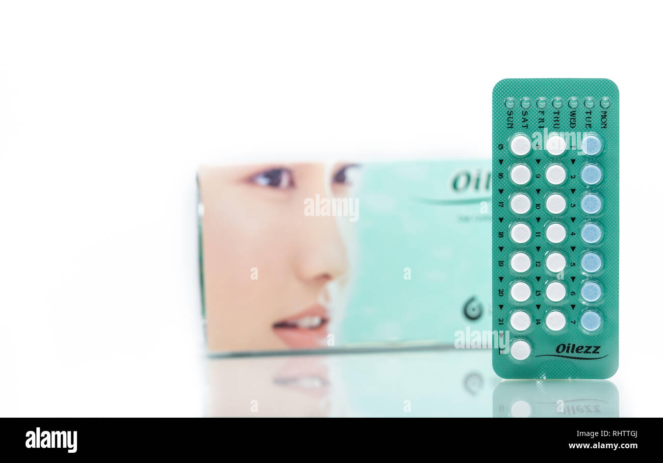CHONBURI, Thailand - Oktober 11, 2018: Oilezz. 22 Hormone blaue und weiße Tabletten in Blistergurt auf unscharfen Hintergrund von Antibabypillen. Ora Stockfoto