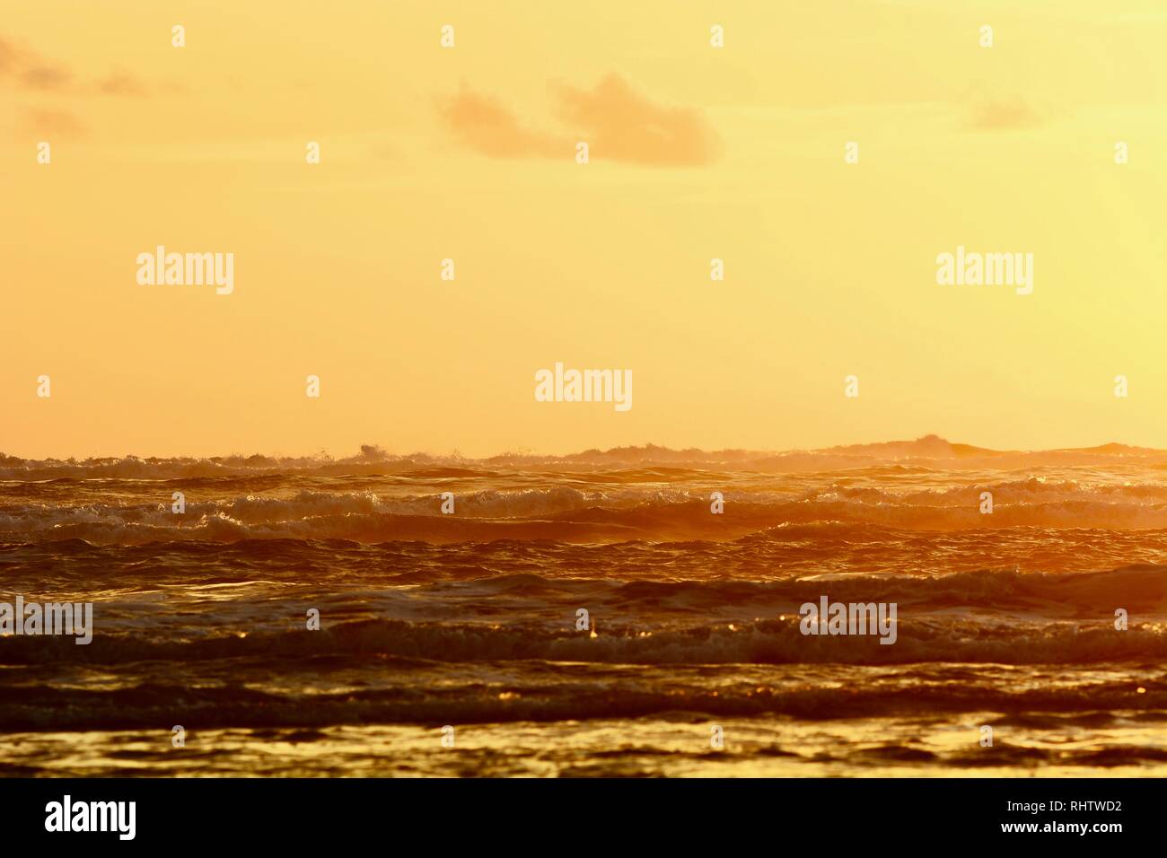 Dramatischer Sonnenuntergang Farben; schönen Sonnenuntergang am Strand. Sun Spiegelbild im Wasser. Stockfoto