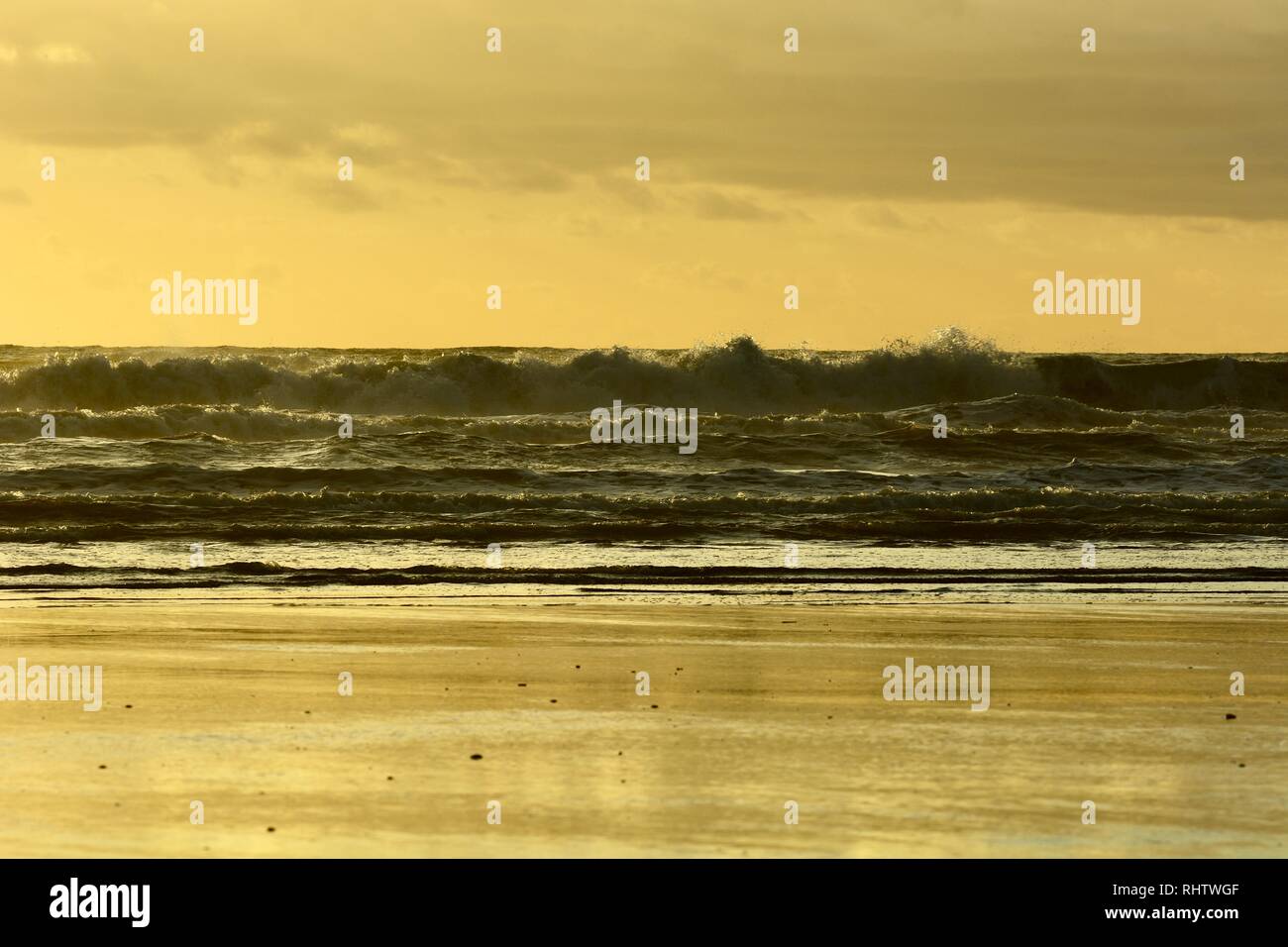 Dramatischer Sonnenuntergang Farben; schönen Sonnenuntergang am Strand. Sun Spiegelbild im Wasser. Stockfoto