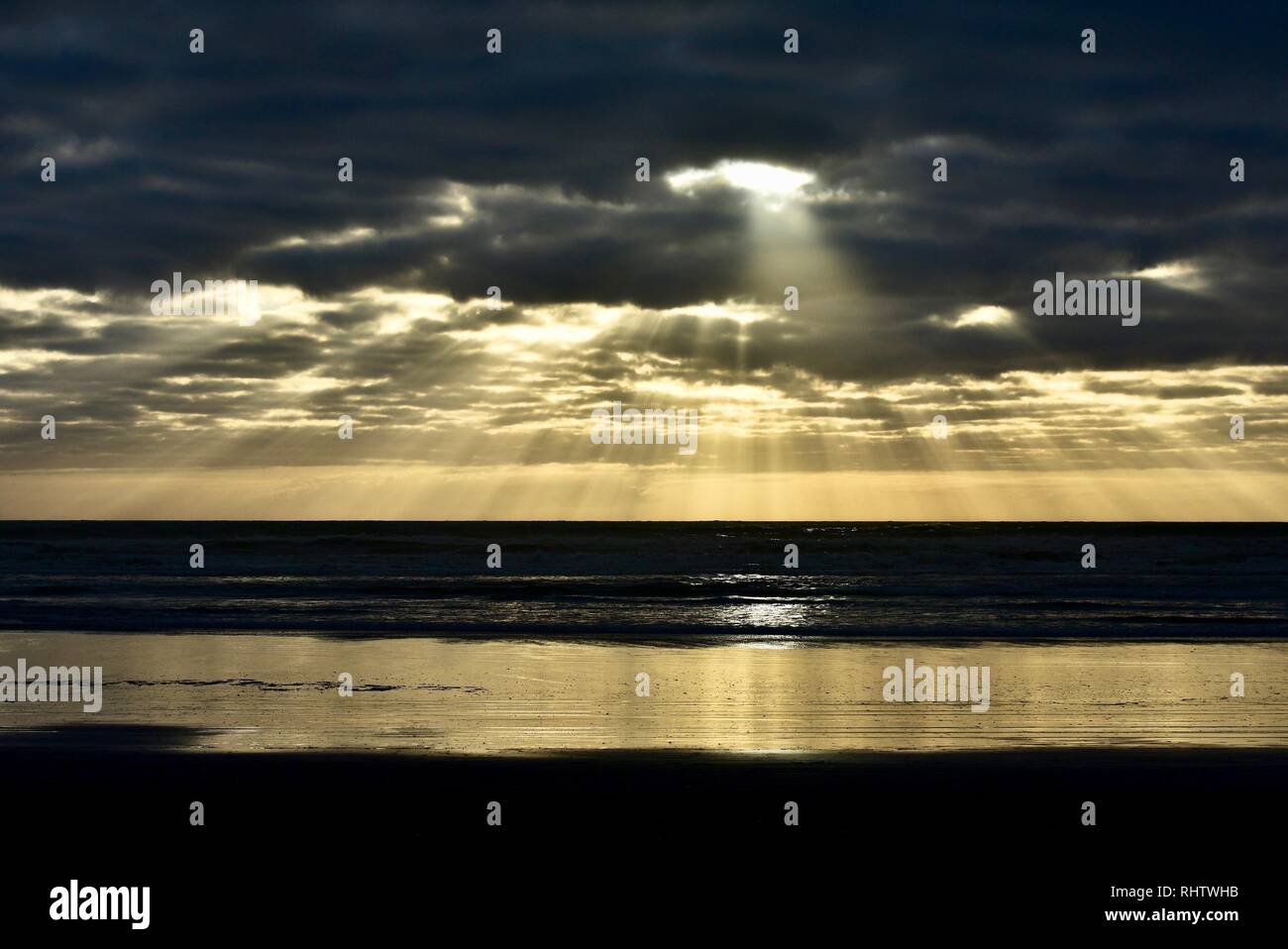 Dramatischer Sonnenuntergang Farben; schönen Sonnenuntergang am Strand. Sun Spiegelbild im Wasser. Stockfoto