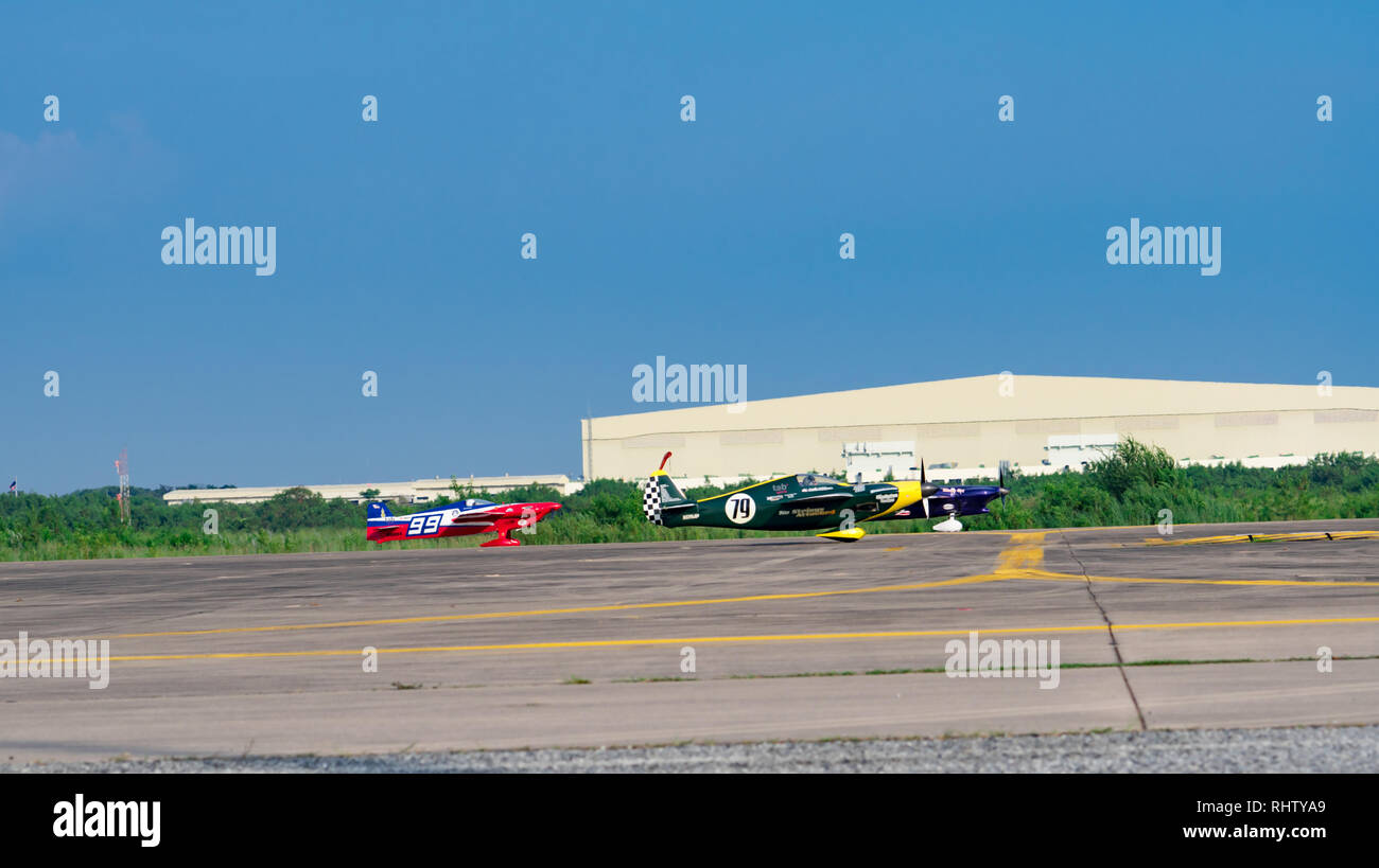 RAYONG, THAILAND - November 18, 2017: Timothy E. Kegel Flugzeug Nr. 99 und Justin Phillipson's Flugzeug Nr. 79 in Air Race 1 Wm Thailand 2017 Stockfoto