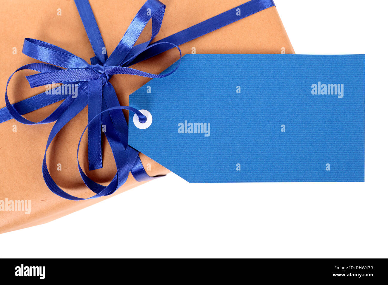 Einfachen braunen Papier Paket oder Paket, blau Geschenk Tag oder Etikett und Farbband auf weißem Hintergrund, Ansicht von oben Stockfoto