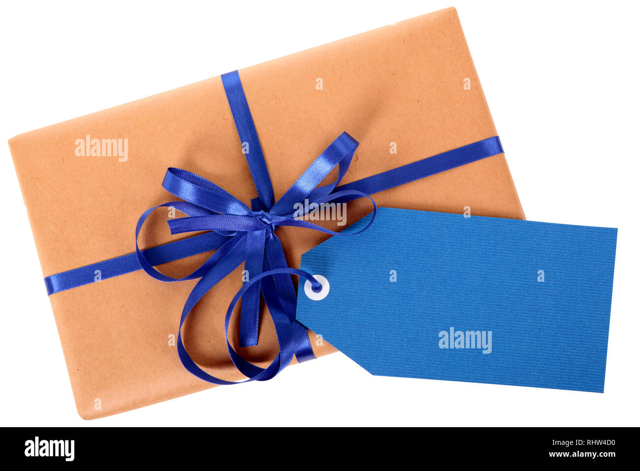 Einfachen braunen Papier Paket oder Paket, blau Geschenk Tag oder Etikett und Farbband auf weißem Hintergrund, Ansicht von oben Stockfoto