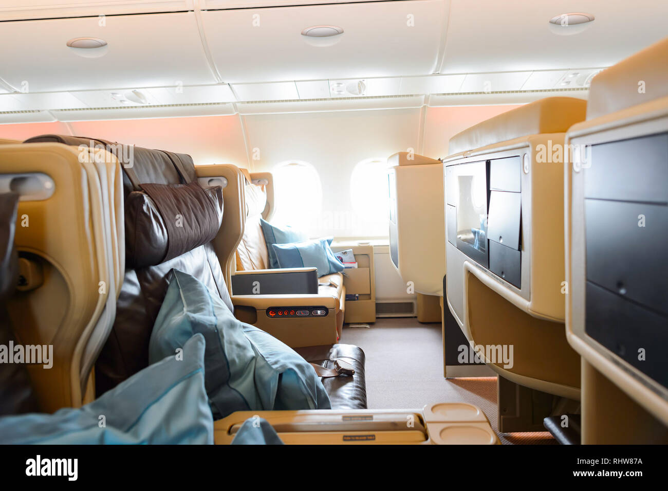 Hongkong - November 03, 2015: das Innere von Singapore Airlines Airbus A380. Singapore Airlines Limited ist die Fluggesellschaft von Singapur betreibt f Stockfoto