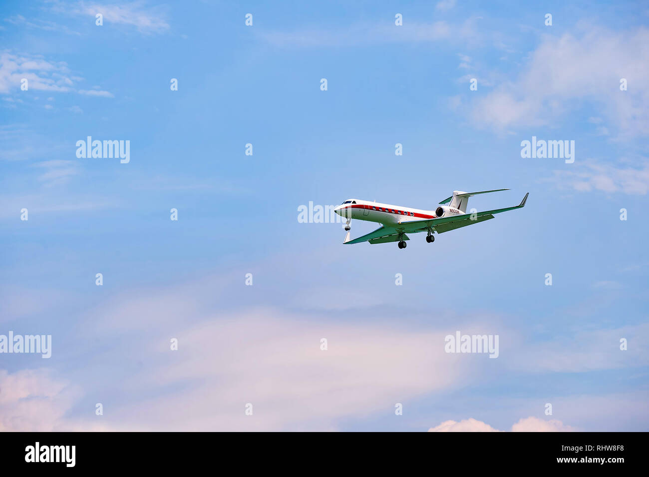 Hongkong - Juni 04, 2015: Die Gulfstream V Flugzeug Landung am Flughafen Hong Kong. Die Gulfstream V (oder G-V oder GV) ist ein Business Jet Flugzeuge produziert Stockfoto