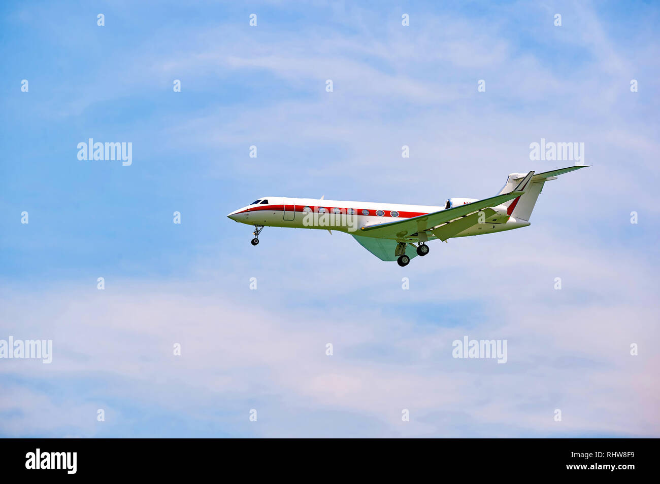 Hongkong - Juni 04, 2015: Die Gulfstream V Flugzeug Landung am Flughafen Hong Kong. Die Gulfstream V (oder G-V oder GV) ist ein Business Jet Flugzeuge produziert Stockfoto