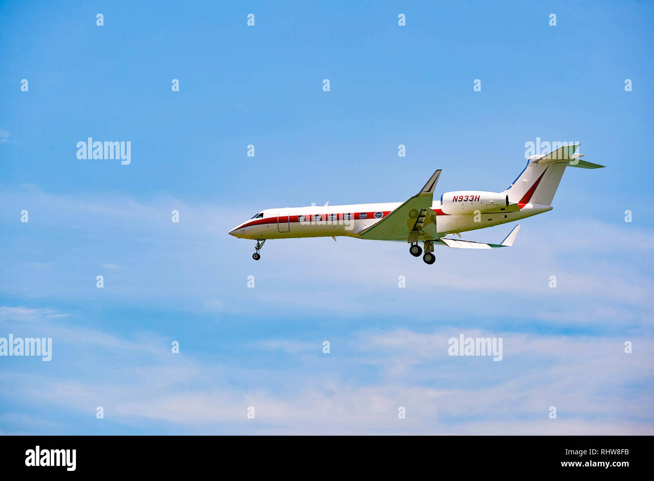 Hongkong - Juni 04, 2015: Die Gulfstream V Flugzeug Landung am Flughafen Hong Kong. Die Gulfstream V (oder G-V oder GV) ist ein Business Jet Flugzeuge produziert Stockfoto