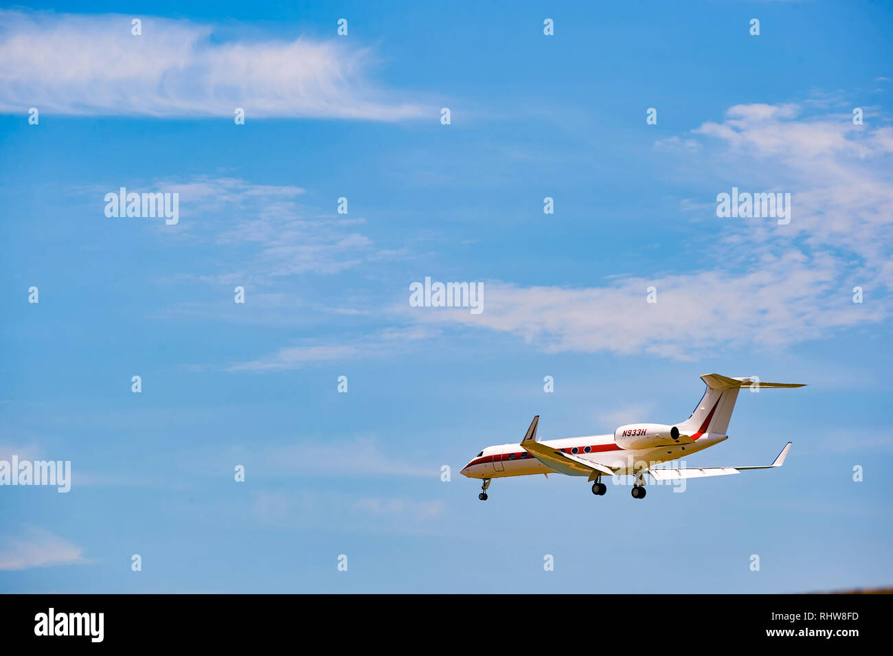 Hongkong - Juni 04, 2015: Die Gulfstream V Flugzeug Landung am Flughafen Hong Kong. Die Gulfstream V (oder G-V oder GV) ist ein Business Jet Flugzeuge produziert Stockfoto