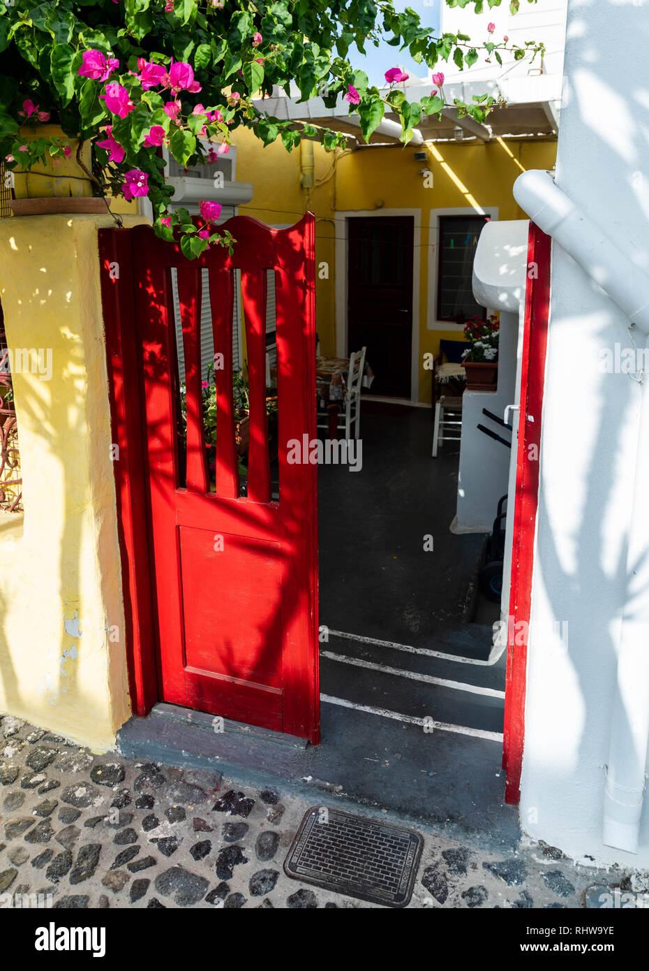 Red Eingangstür in die Terrasse. Oia, Santorini Stockfoto