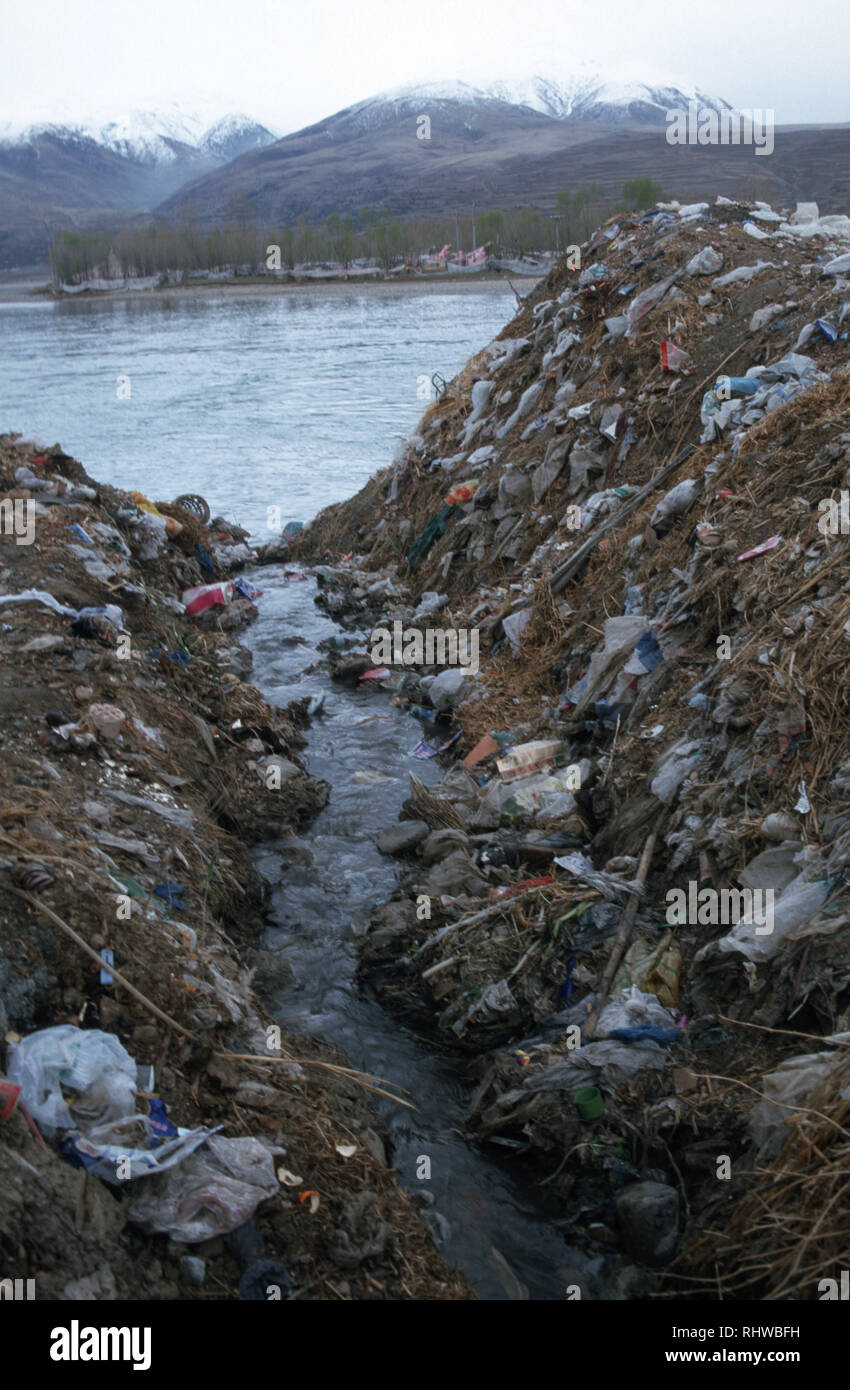 Menschlichen Müll in der Yalong Fluss geworfen in Ganzi. Eine Aufstockung der Stadt für lokale Khampa Nomaden und Sitz der County Government, Ganzi war wenig Mor Stockfoto