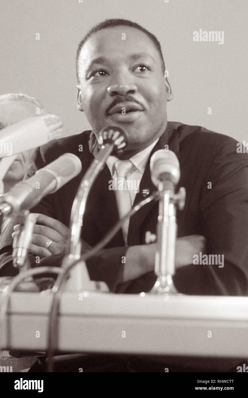 Martin Luther King, Jr. sprechen während einer Pressekonferenz am Flughafen Schiphol in Amsterdam, Holland am 15. August 1964. Stockfoto