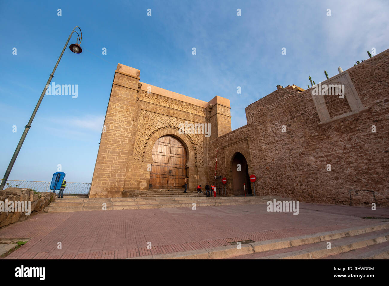 Die Kasbah der Udayas (Oudayas) alte Festung in Rabat in Marokko, der Hauptstadt von Marokko. Das Almohad-Tor Bab Oudaia vor einer befestigten Mauer Stockfoto