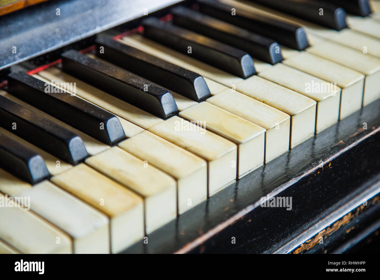 Alte vintage aus Holz geschnitzte Piano im dunklen Raum, Tastatur detail Stockfoto