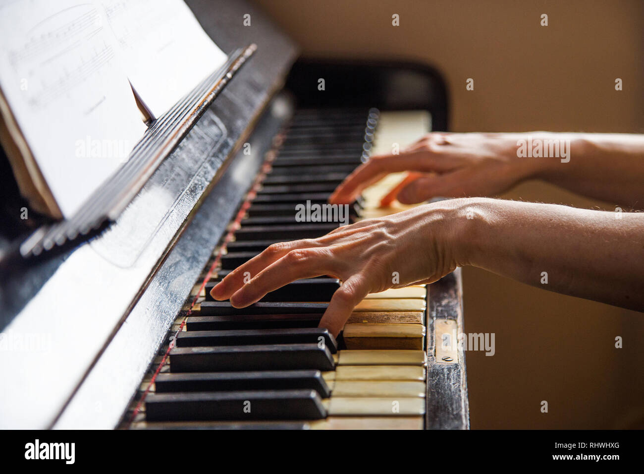 Close up Finger der Frau Pianist an den rostigen Piano keys, die Arme spielt solo von Musik. Die Hände der weiblichen Musiker spielen. Musik Instrument, solo Pian Stockfoto