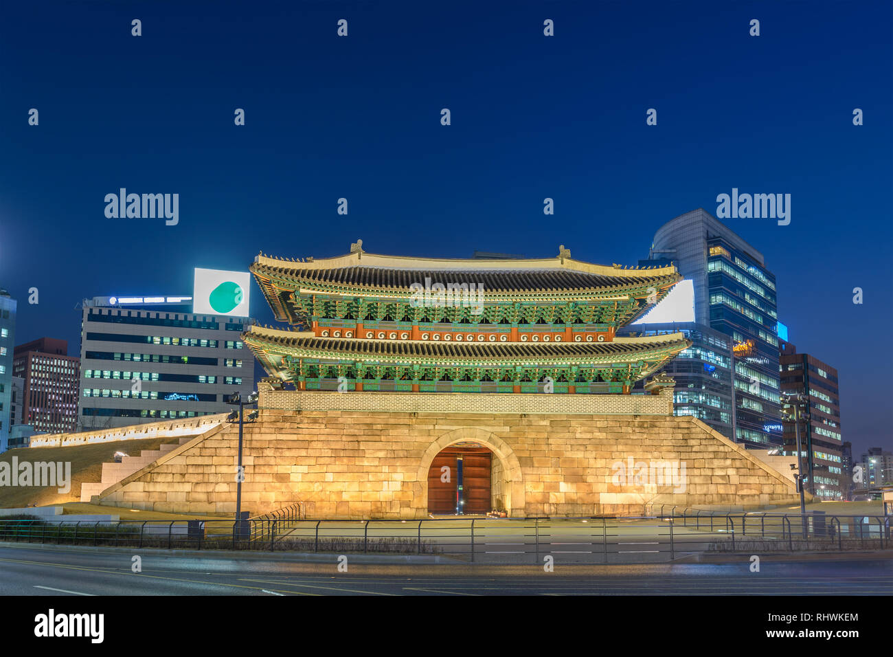 Seoul South Korea, Night City Skyline am Namdaemun Tor (Sungnyemun) Stockfoto