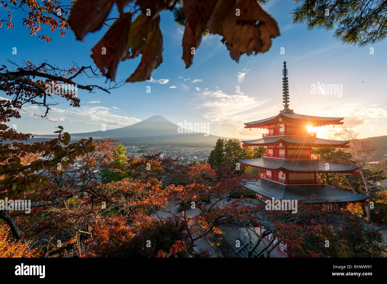 Chureito und Fuji bei Sonnenuntergang. eines der berühmtesten Bilder von Japan Stockfoto