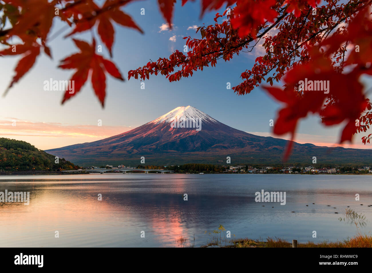 See Kawaguchiko und schneebedeckten Mount Fuji bei Sonnenaufgang mit Blätter im Herbst Stockfoto