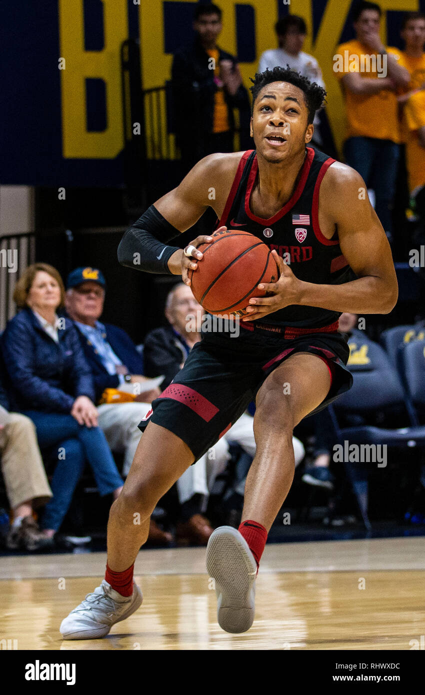 Berkeley, CA USA 03 Feb, 2019. A. in Stanford, KZ Okpala (0) Laufwerke mit dem Korb beim Basketballspiel der NCAA Men zwischen Stanford Cardinal und die Kalifornien goldenen Bären 84-81 Gewinn an Hass Pavillon Berkeley Calif Thurman James/CSM/Alamy leben Nachrichten Stockfoto