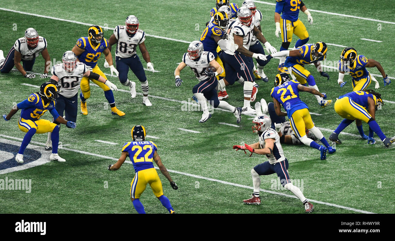 Atlanta. 3 Feb, 2019. New England Patriots' Rex Burkhead (C) bricht durch während der NFL Super Bowl LIII Fußball-Spiel zwischen den New England Patriots und Los Angeles Rams in Atlanta, USA, Februar 3, 2014. New England Patriots gewann 13-3. Quelle: Xinhua/Alamy leben Nachrichten Stockfoto