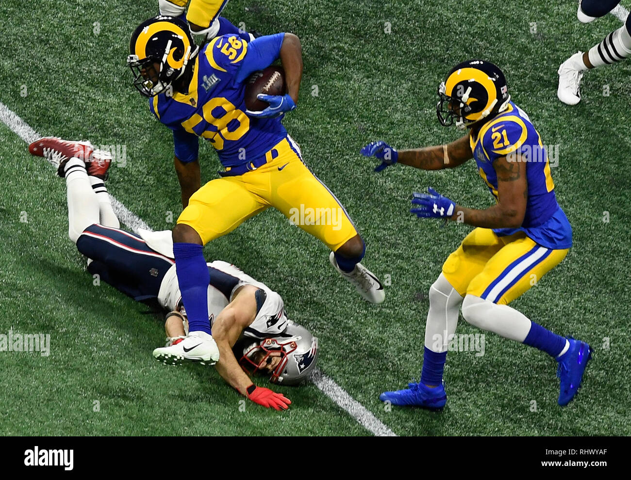 Atlanta. 3 Feb, 2019. Los Angeles Rams Cory Littleton (C) bricht durch während der NFL Super Bowl LIII Fußball-Spiel zwischen den New England Patriots und Los Angeles Rams in Atlanta, USA, Februar 3, 2014. New England Patriots gewann 13-3. Quelle: Xinhua/Alamy leben Nachrichten Stockfoto