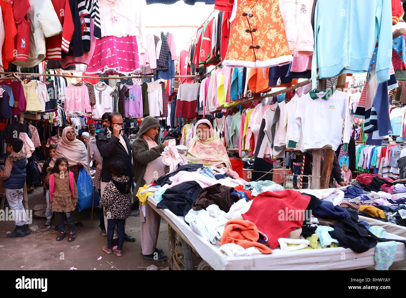 Rawalpindi. 3 Feb, 2019. Menschen kaufen gebrauchte Kleidung von Landa  Basar in Rawalpindi, Pakistan am Februar 3, 2019. Landa Basar ist eine Art  von einem Marktplatz, wo nur gebrauchte allgemeine Güter mit