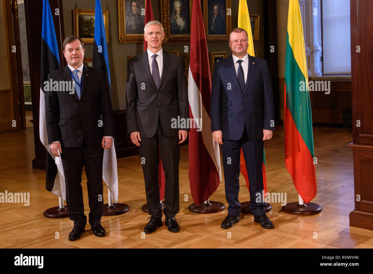 04.02.2019. RIGA, Lettland. Arti Hilpus, Ambadassor Estlands für Lettland, Krisjanis Karins, Premierminister von Lettland und Saulus Skvernelis, Premierminister von Litauen, während der Sitzung des Baltischen Ministerrats. Das Kunstmuseum Riga Bourse Stockfoto