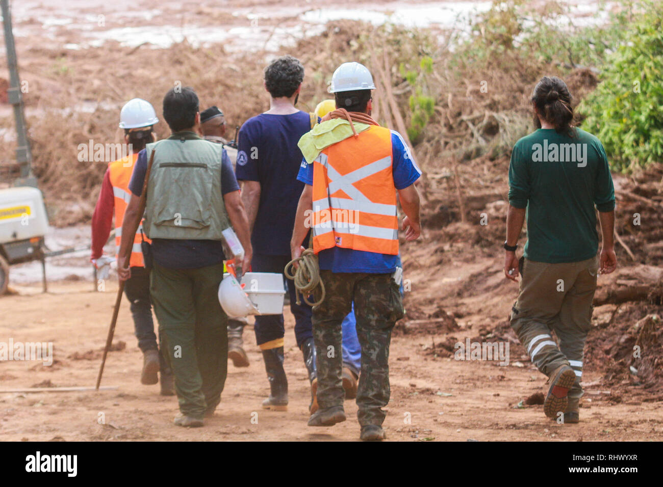 Brumadinho, Brasilien. 29 Jan, 2019. Freiwillige helfen in der corrego tun Feijao Region, die sich durch ein Damm brechen verwüstet wurde. Credit: Rodney Costa/dpa/Alamy leben Nachrichten Stockfoto